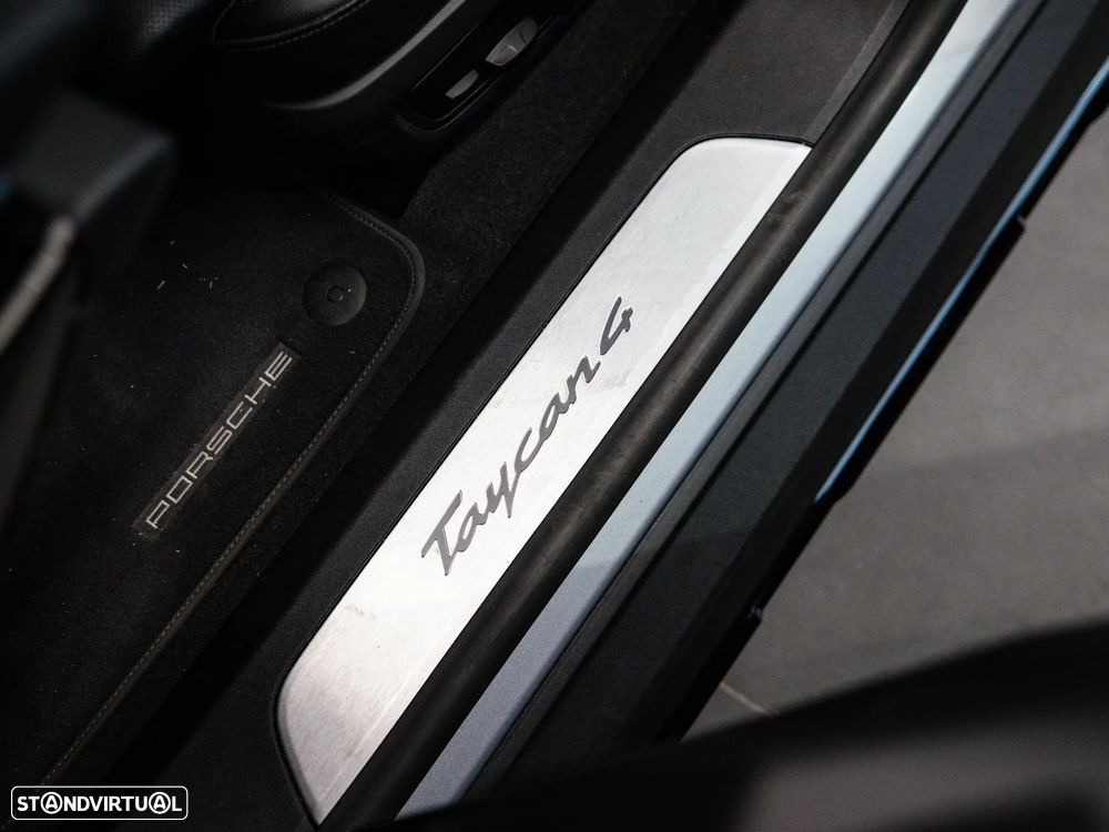 Porsche Taycan Cross Turismo 4 - 23