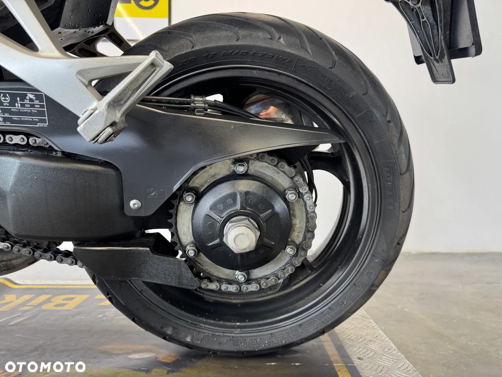 Honda VFR - 25