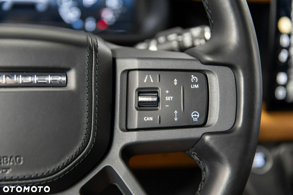 Land Rover Defender - 32