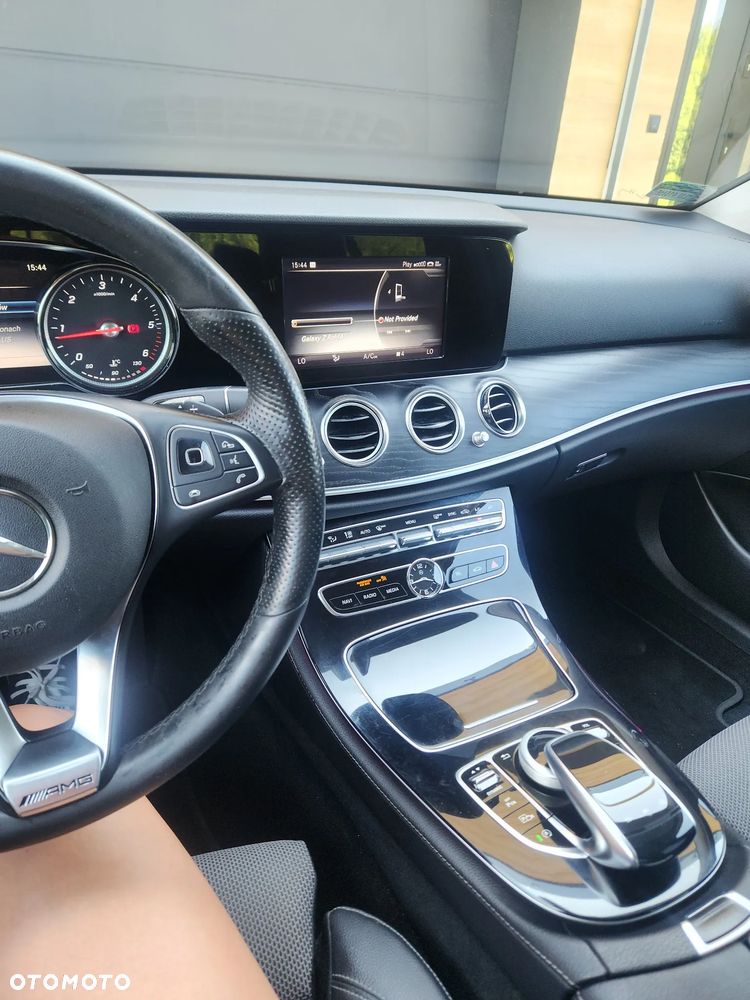 Mercedes-Benz Klasa E 220 d 4-Matic 9G-TRONIC - 11
