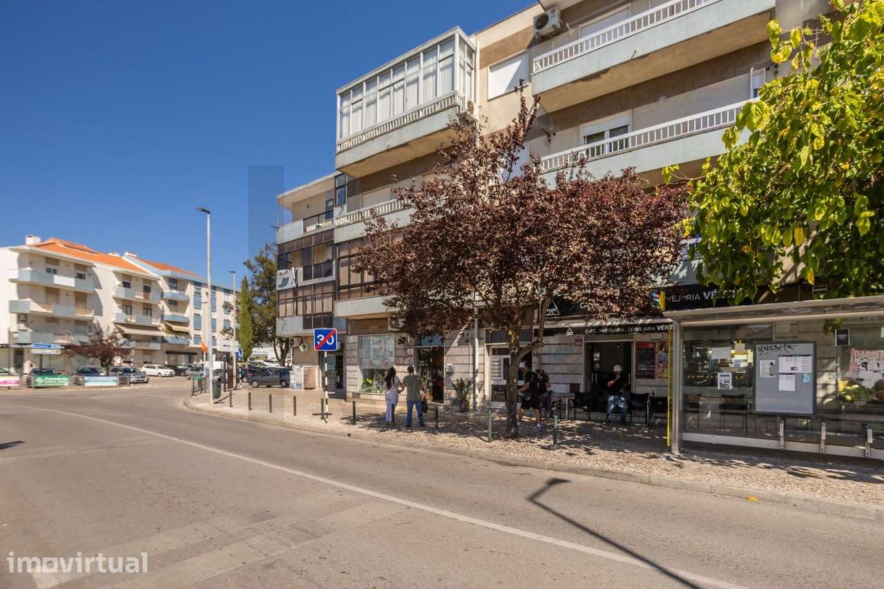 Apartamento T3 com Boas Áreas, Varandas e Localização Central na Cruz - Grande imagem: 2/30
