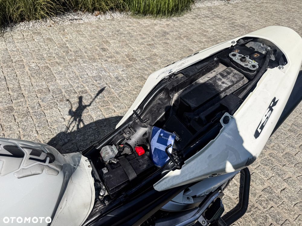 Suzuki GSR - 28
