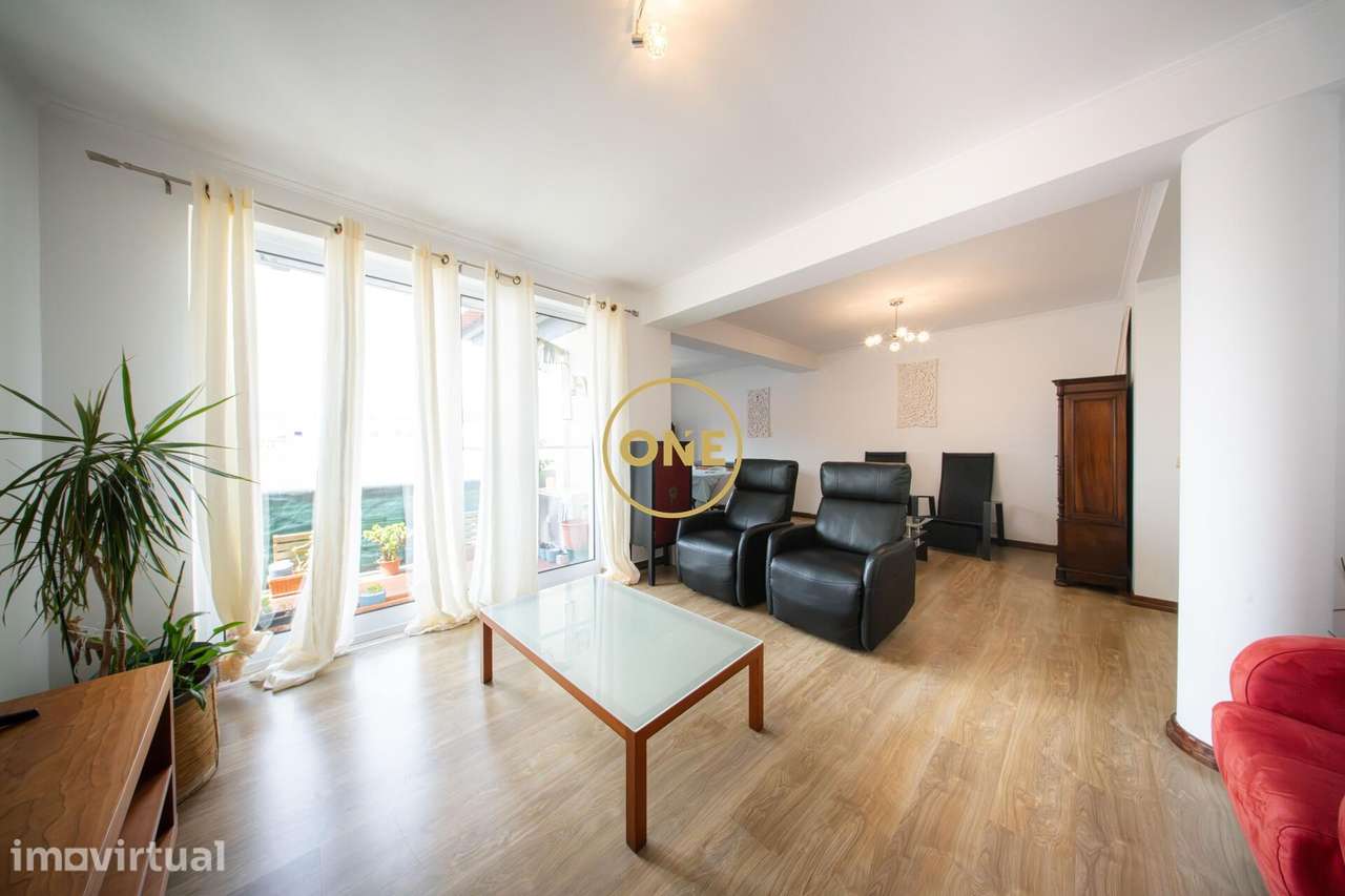 Apartamento T4 com áreas amplas, elevador e garagem - Grande imagem: 4/23