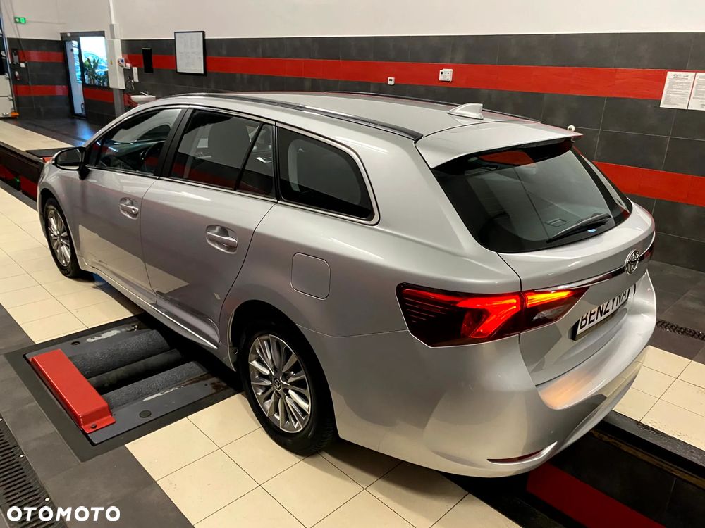Toyota Avensis 1.8 Premium - 12
