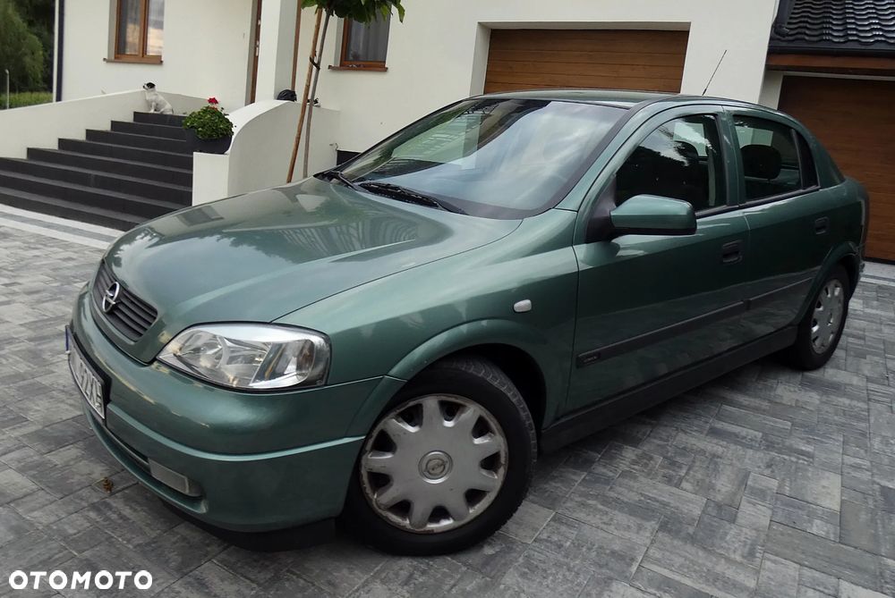Opel Astra 1.6 Sportive - 24