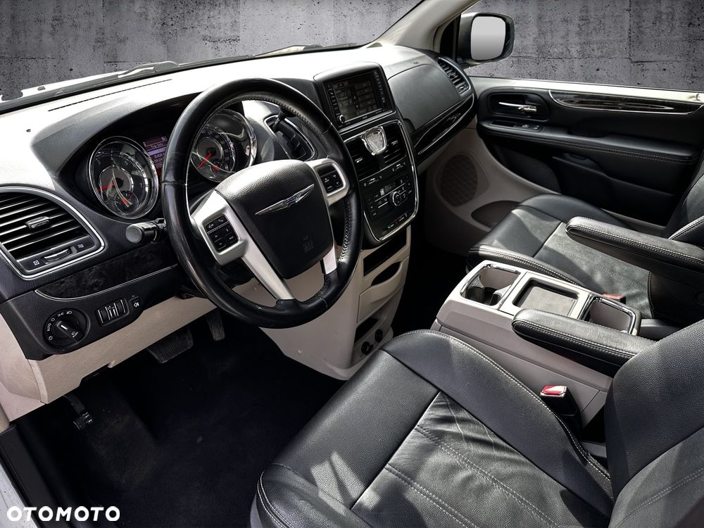 Chrysler Town & Country 3.6 Limited - 7