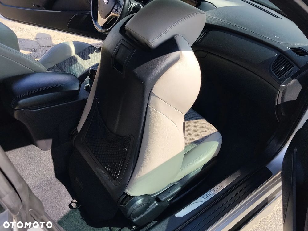 Hyundai Genesis Coupe 2.0 TCI Premium - 9