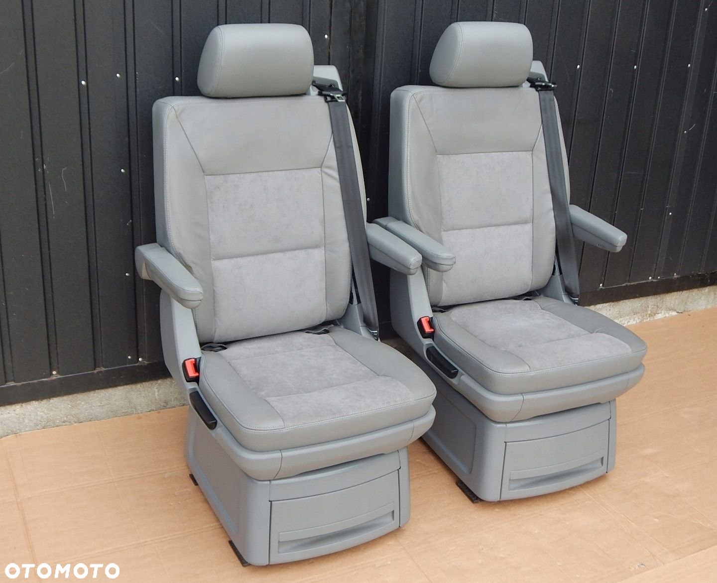 VW T5 MULTIVAN fotel tył NIEOBROTOWY II RZĄD podłokietnik Skóra Alcantara - 3