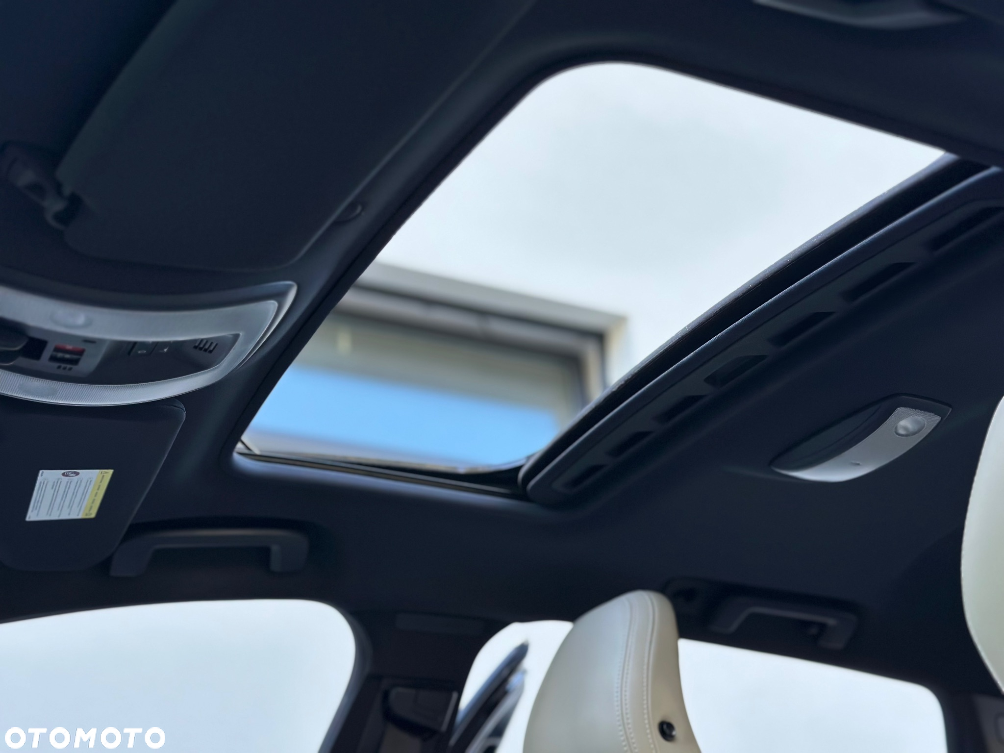 Volvo V60 D6 AWD Plug-in Hybrid Momentum - 32