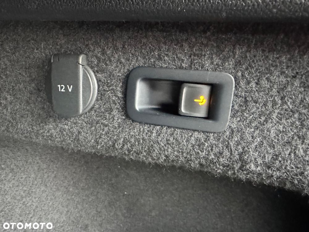 Volkswagen Passat Variant 2.0 TDI SCR DSG 4Motion Elegance - 39