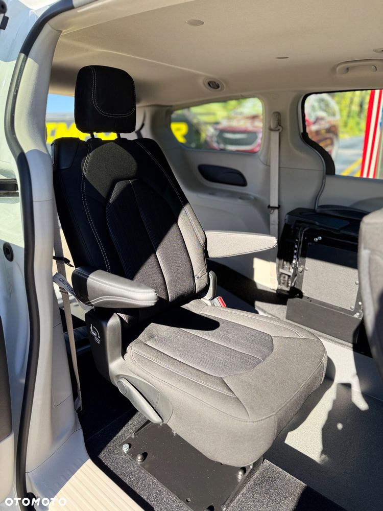 Chrysler Pacifica - 30