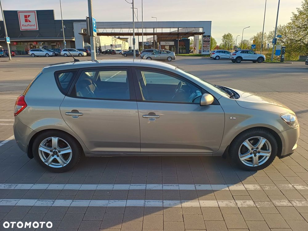 Kia Ceed - 4