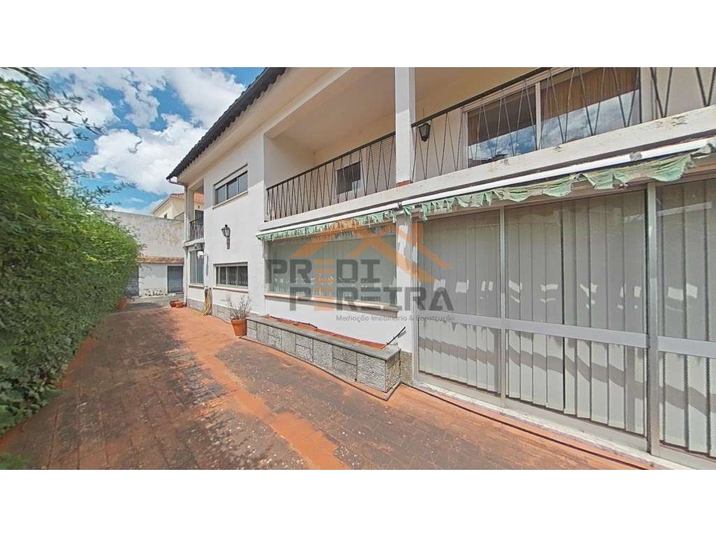 Moradia T7, isolada, com uma área de 359 m2, inserida em lote de 88... - Grande imagem: 5/39