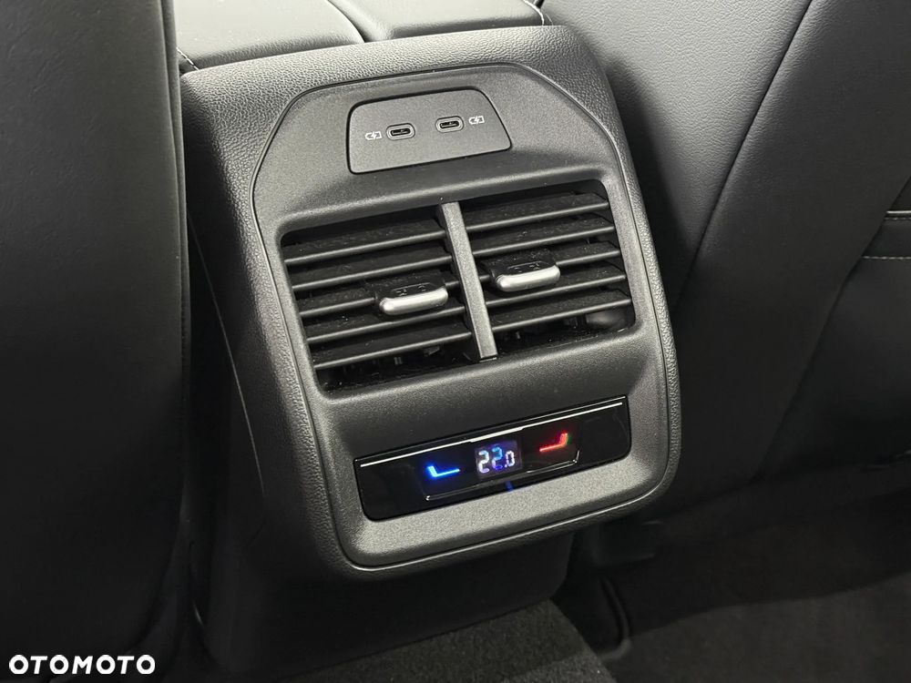 Volkswagen Passat Variant 2.0 TDI SCR DSG Elegance - 31