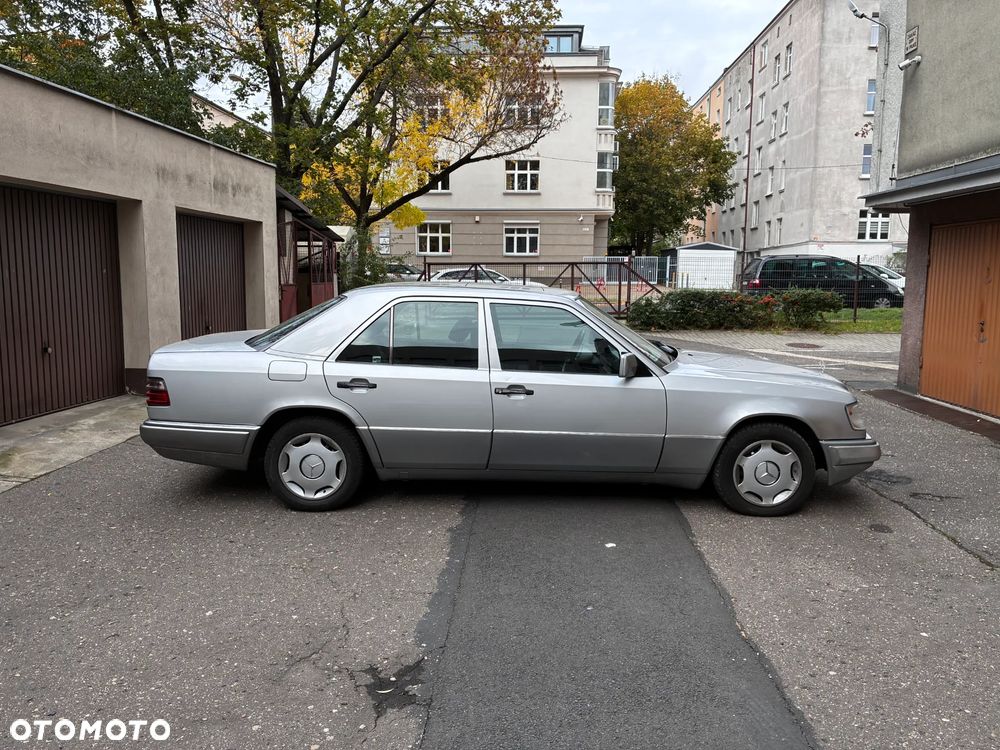 Mercedes-Benz W124 1993 photo 4