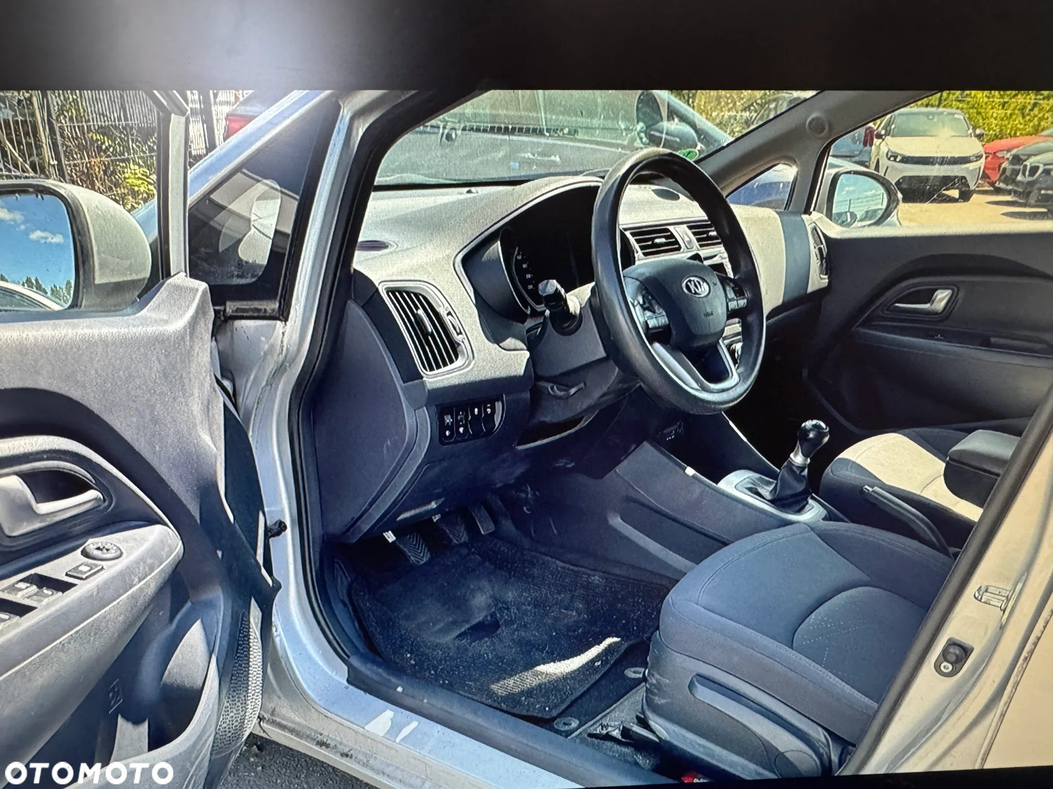 Kia Rio 1.2 L - 6