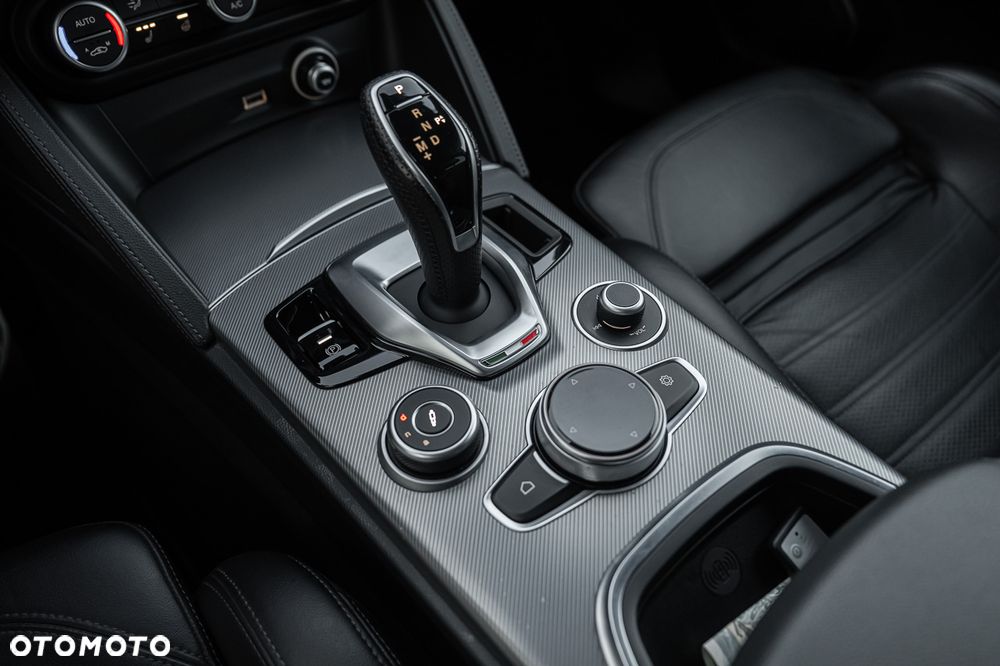 Alfa Romeo Stelvio 2.0 Turbo 16V AT8-Q4 Veloce - 36