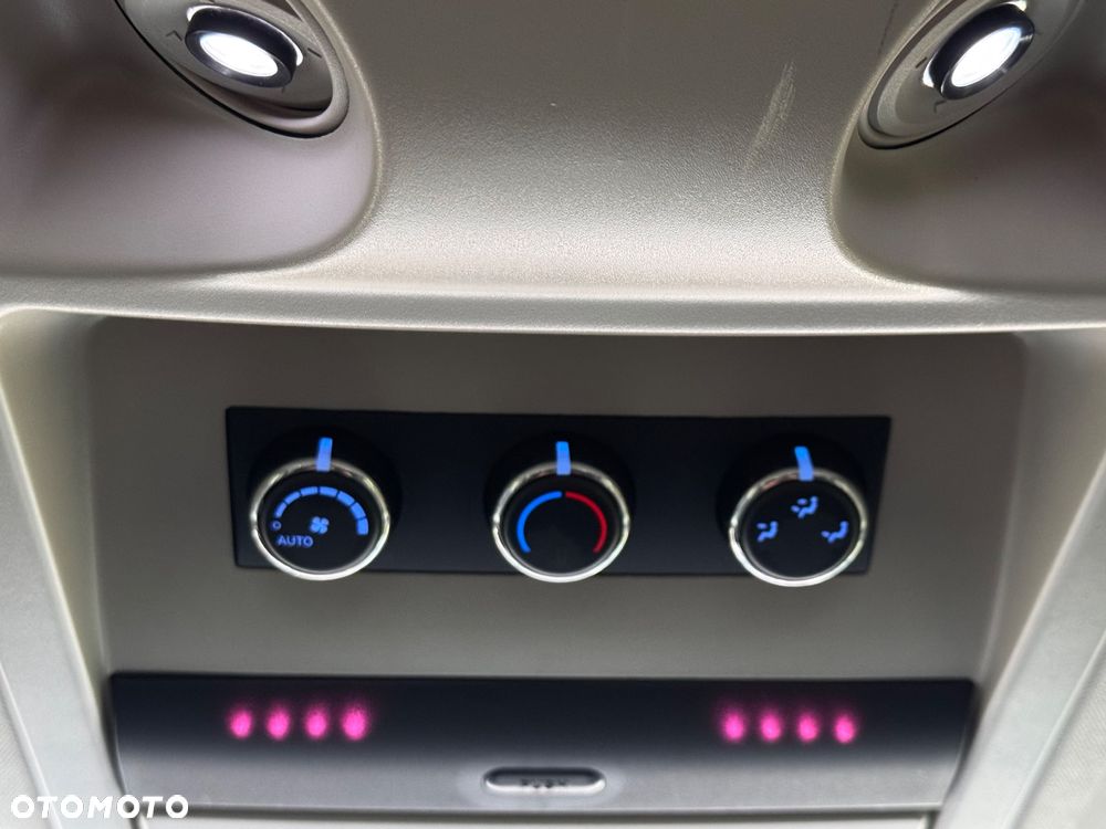 Lancia Voyager 2.8CRD Gold - 23