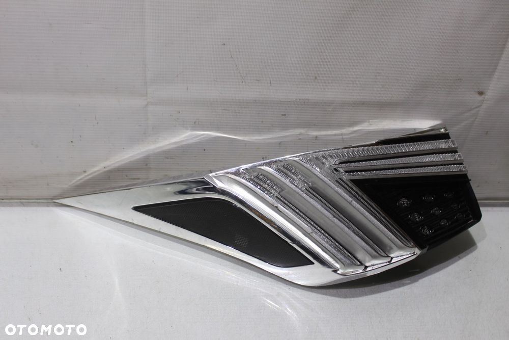 GP - LAMPA PRAWA TYŁ LEXUS IS200 - 6