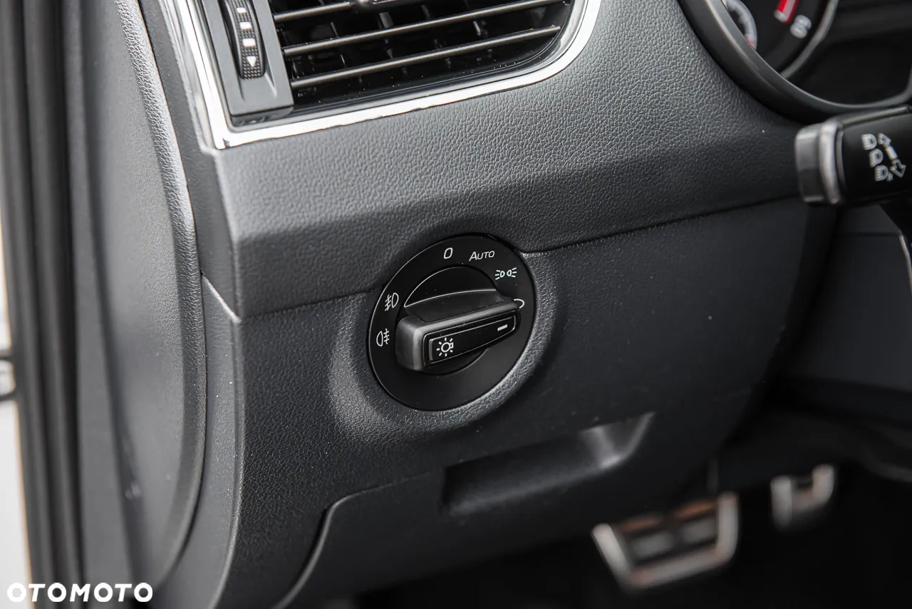 Skoda Octavia Combi 2.0 TDI DSG RS - 17