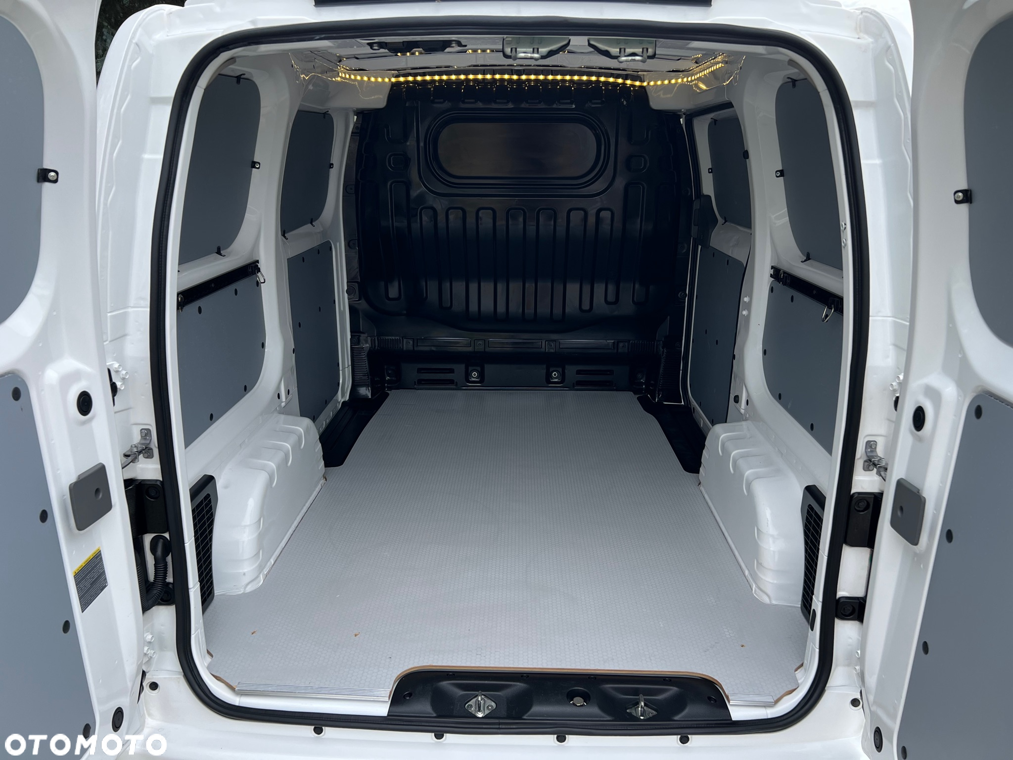Nissan NV200 - 24