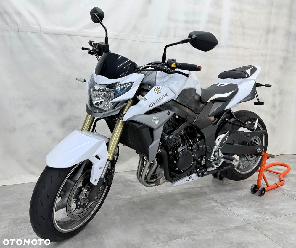 Suzuki GSR - 2
