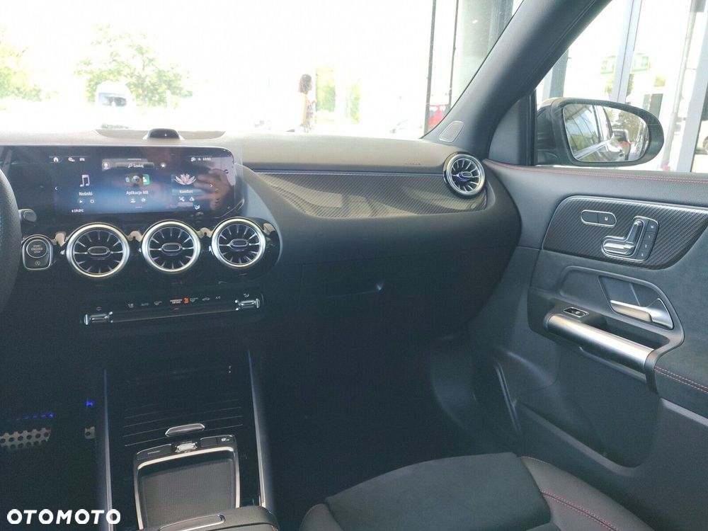 Mercedes-Benz GLA - 18