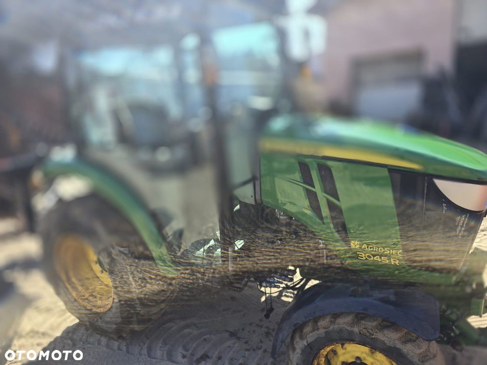John Deere 3045R - 10