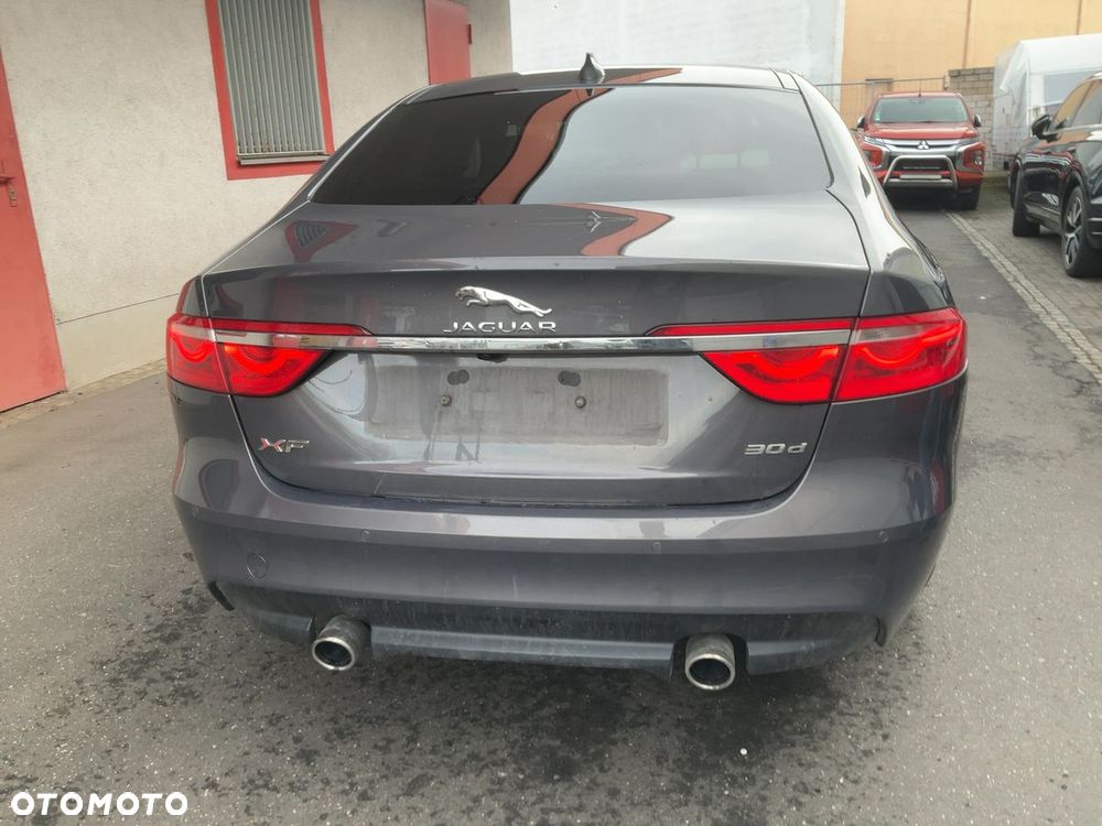 Jaguar XF 30d Prestige - 17