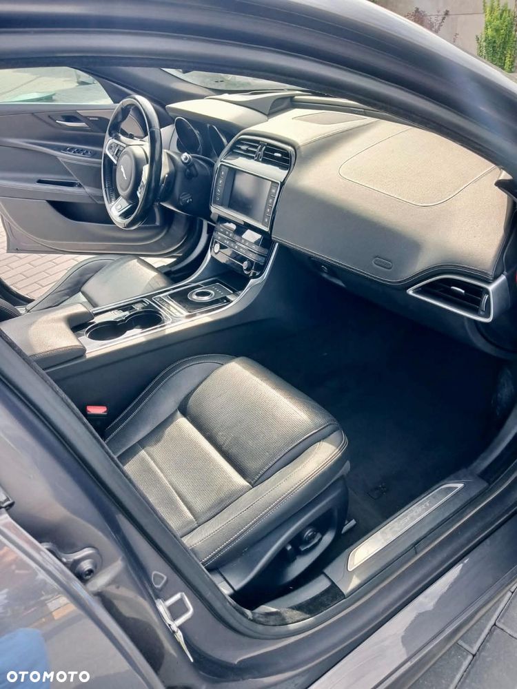 Jaguar XE 2.0 D AWD R-Sport - 15