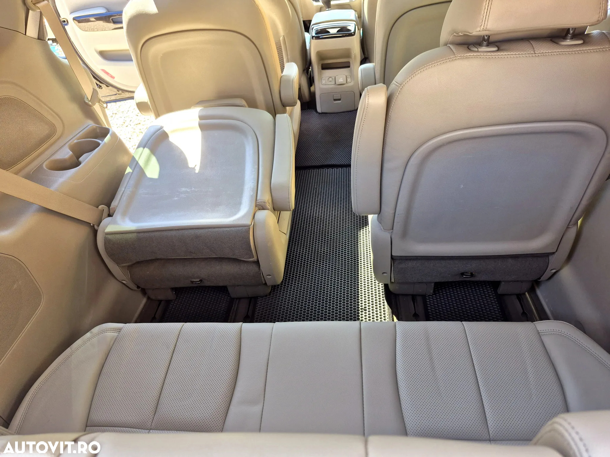 Kia Carnival - 16