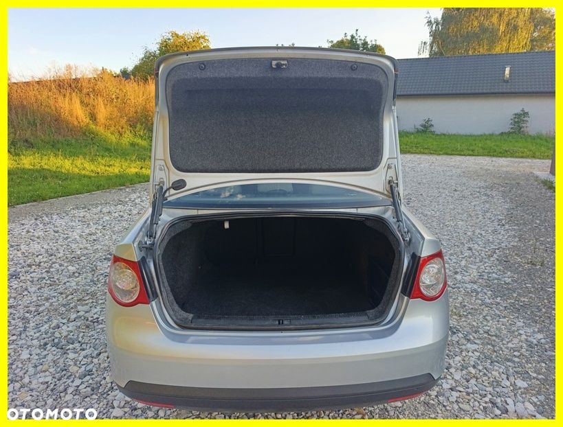 Volkswagen Jetta 2.0 TDI Comfortline - 12