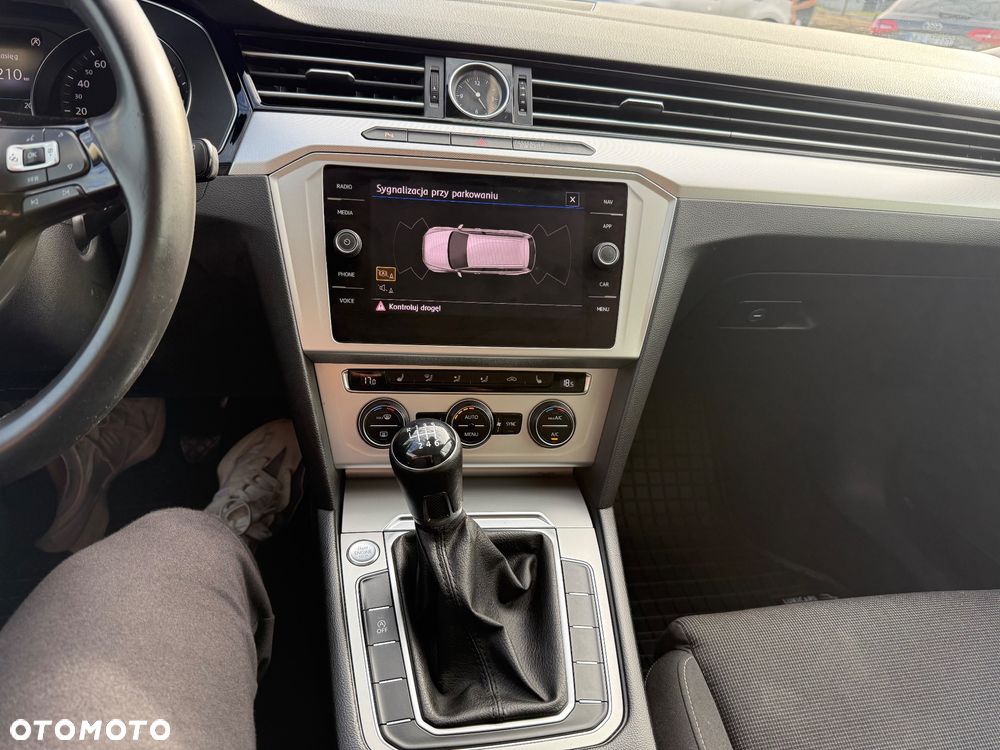 Volkswagen Passat 2.0 TDI SCR Comfortline - 25