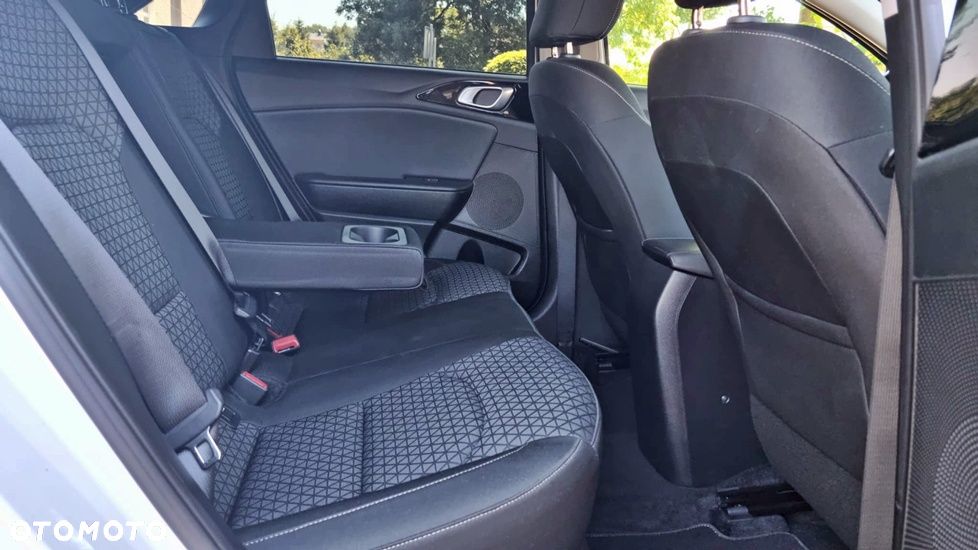 Kia Ceed 1.6 CRDi mHEV L Business Line - 23