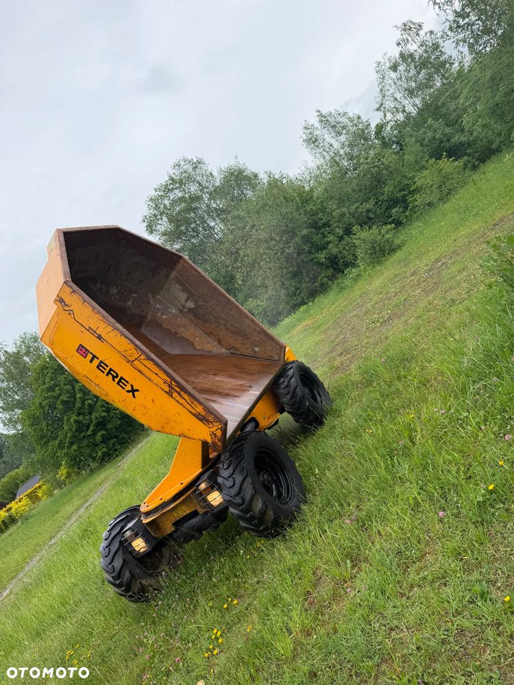 Terex 4t Benford Wozidło Budowlano-Rolnicze 4 tony ładowność. Obrotowa Koleba. 4x4 napęd. Potężna Moc silnika i Hydrauliki. Najlepszy silnik Yanmar. Maszyna Kupiona z Norweskiego Gospodarstwa Rolniczego typu Kurniki. Maszyna Zadbana! Odpala na dotyk. Skrzynia Automatyczna REWERS+Szybka wolna jazda. Pełny Oryginał. Serwisowane w Dekra Norweska! Hamulce brzytwa. Maszyna Woziła lekkie ładunki. Maszyna nie była katowana! Wielka Okazja. Wszystko w pełnym Oryginale. Niski przebieg 1898mtg - 1