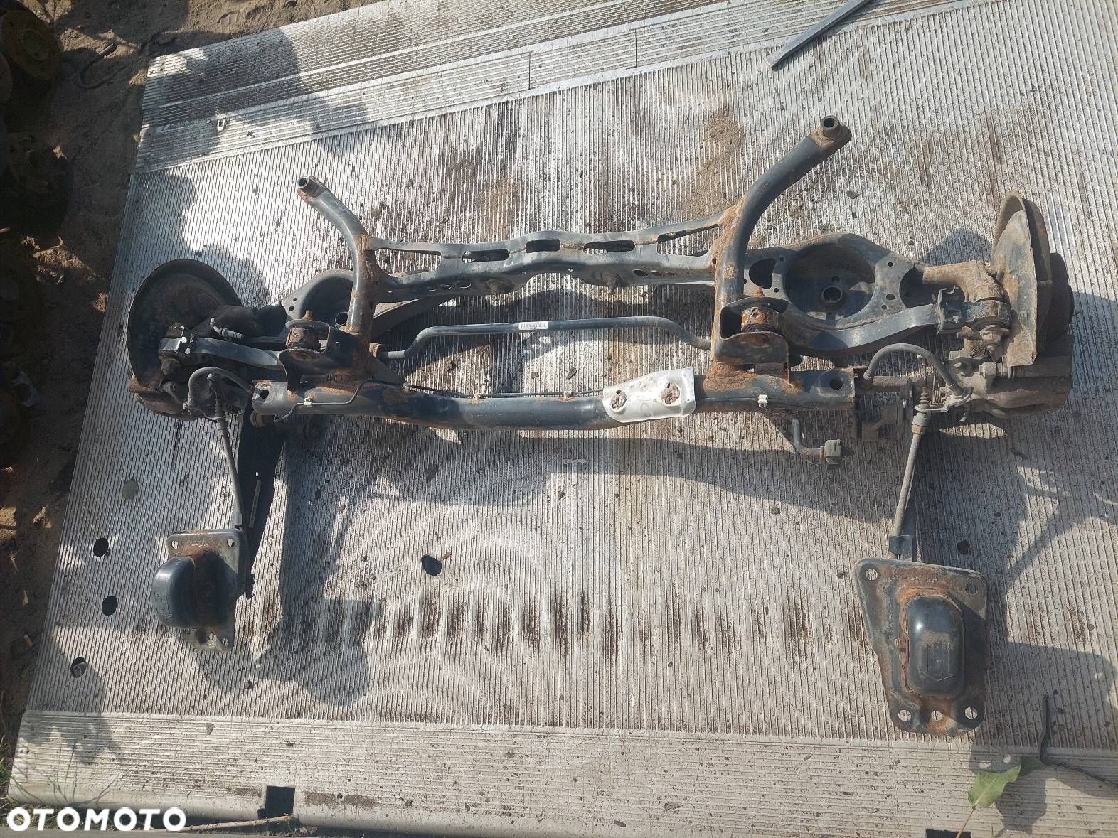 KOMPLETNE ZAWIESZENIE BELKA SANKI TYŁ ZACISKI TARCZE JETTA V - 4