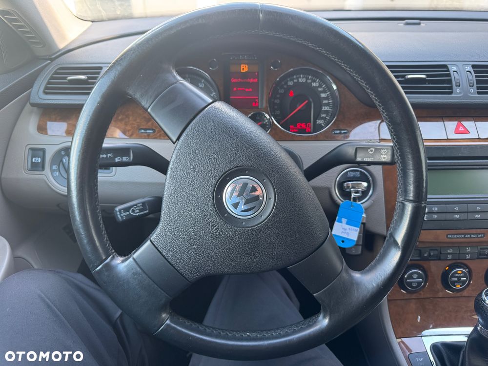 Volkswagen Passat 1.6 FSI Comfortline - 12