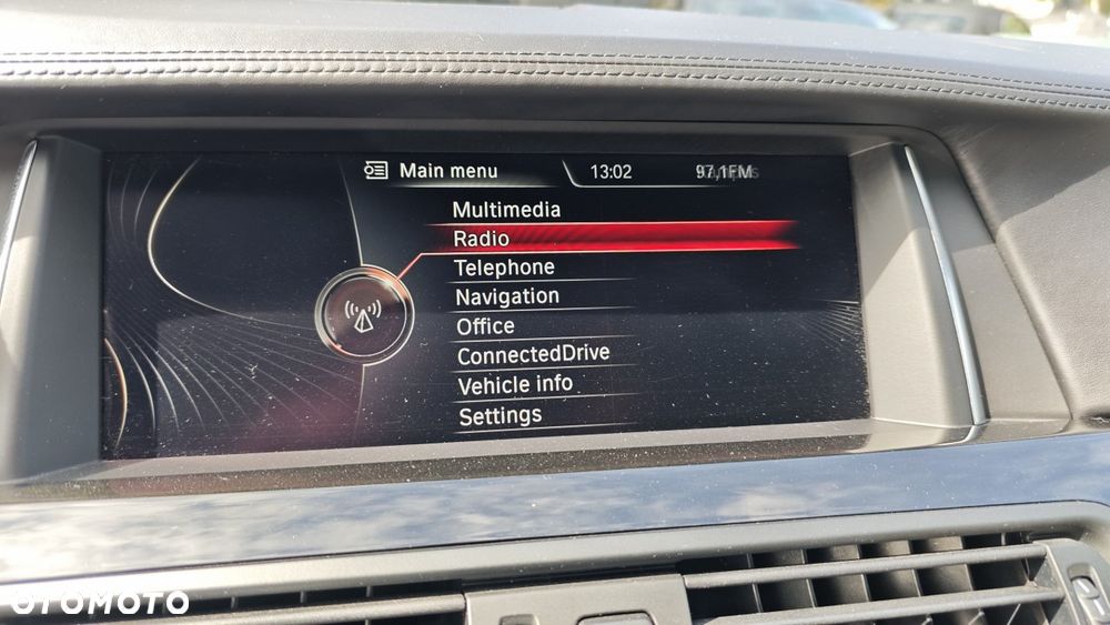 BMW Seria 5 550i xDrive - 17