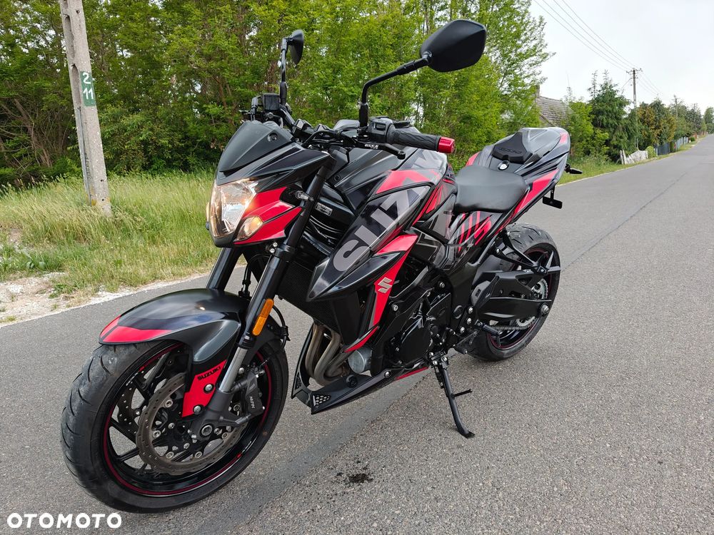 Suzuki GSX - 6