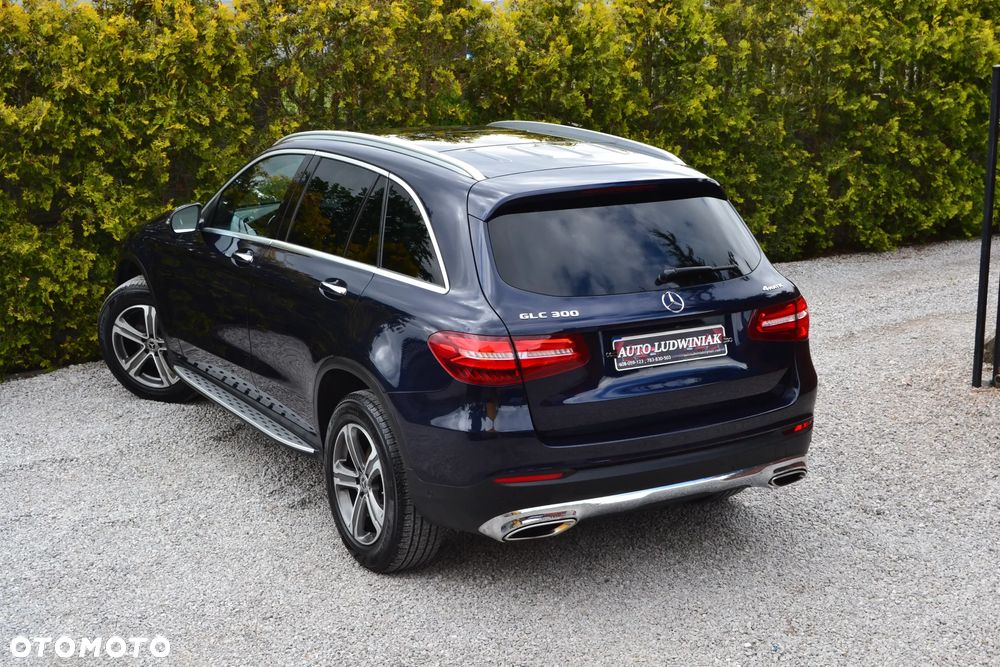 Mercedes-Benz GLC 300 4Matic 9G-TRONIC AMG Line - 11