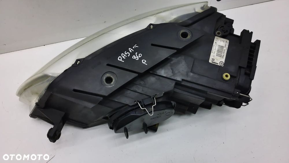 VW Passat B6 Lampa Przód Prawy  Reflektor EU XENON - 4