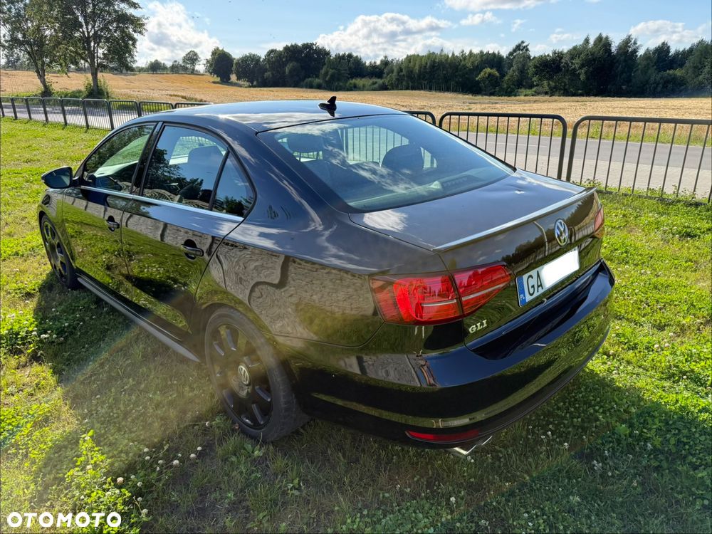 Volkswagen Jetta - 4