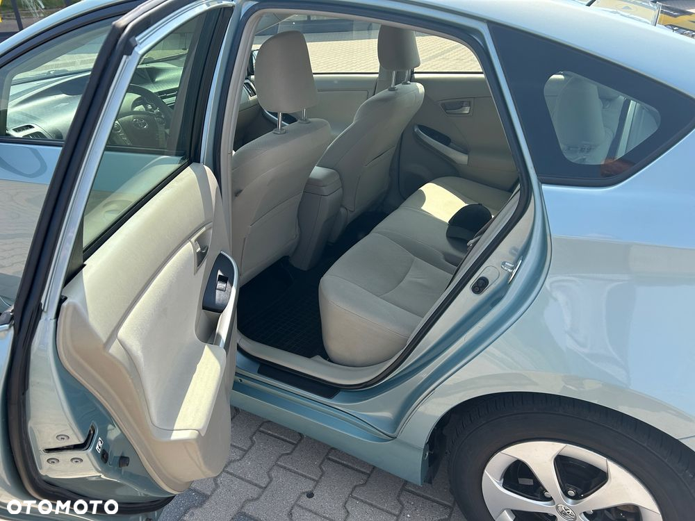 Toyota Prius (Hybrid) - 10