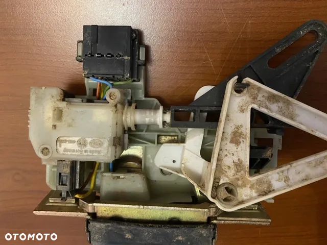 ZAMEK KLAPY BAGAŻNIKA VOLVO V70 XC70 - 2