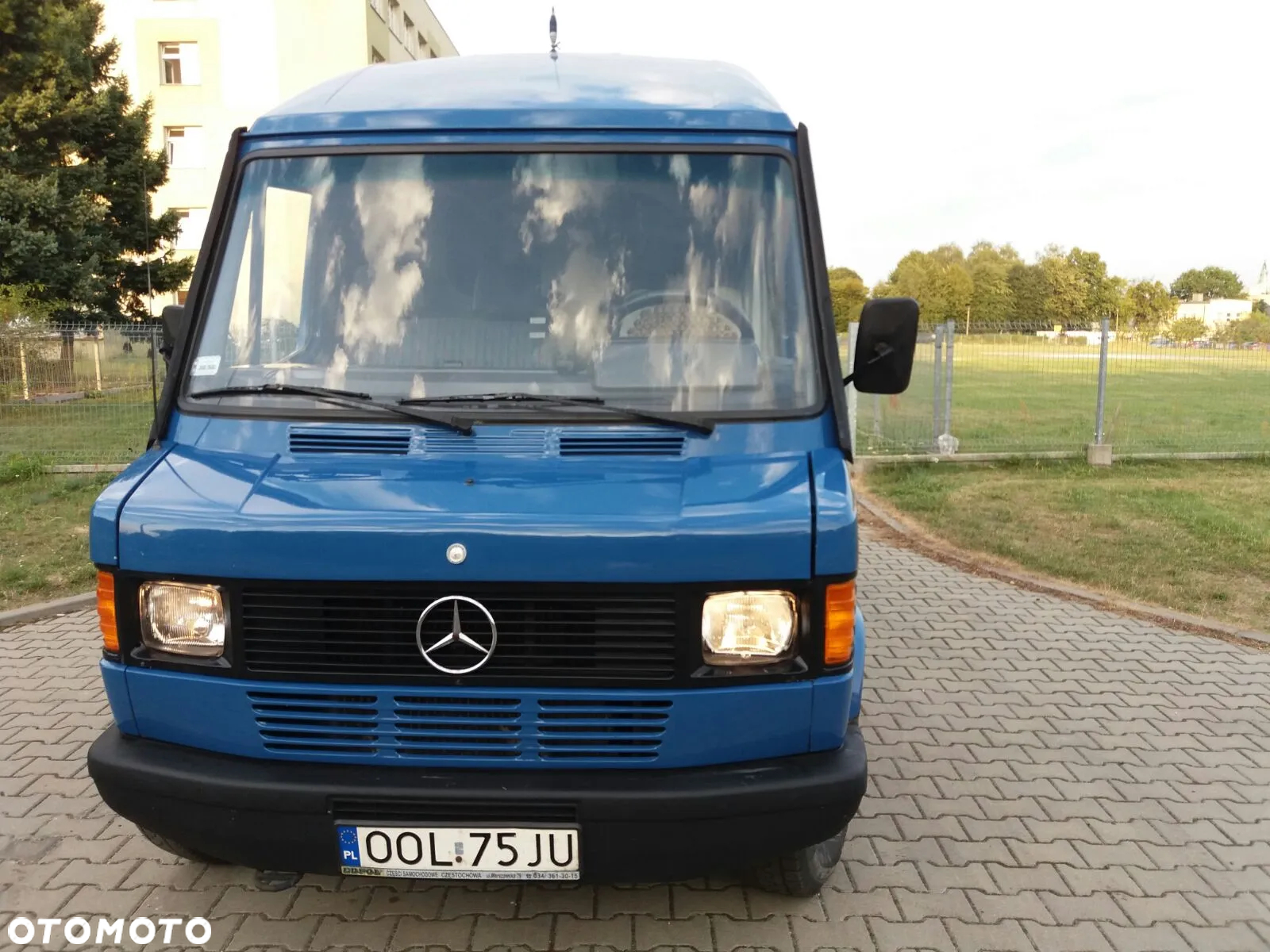 Mercedes-Benz 210 D - 11