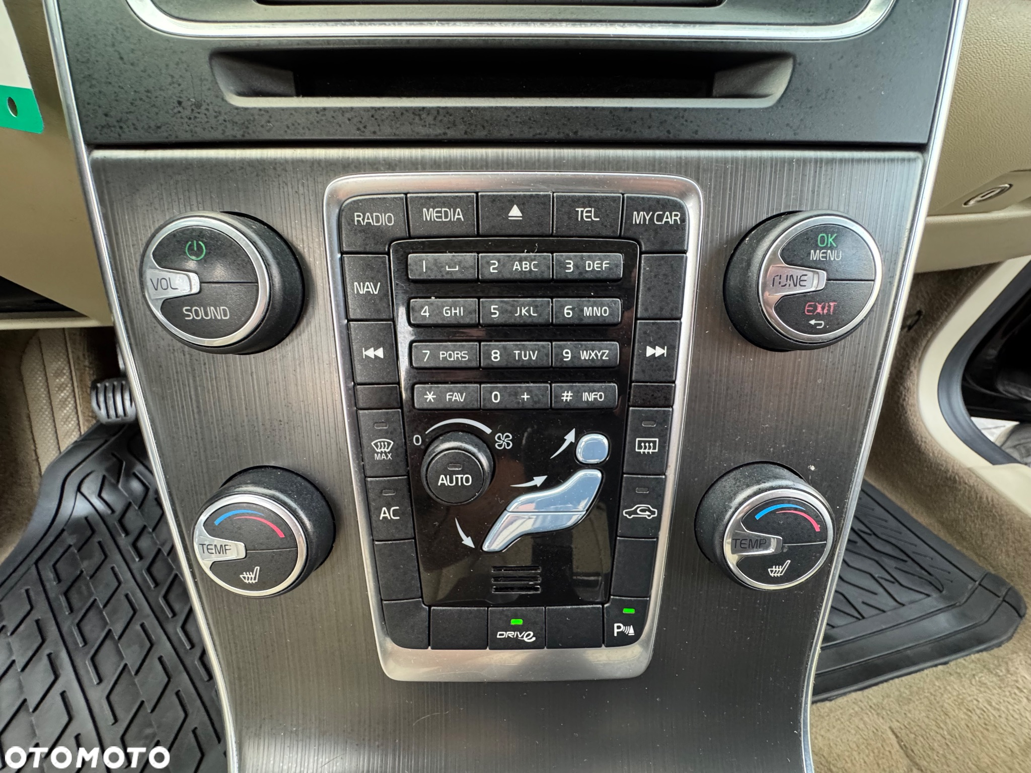 Volvo V60 D2 Summum - 34