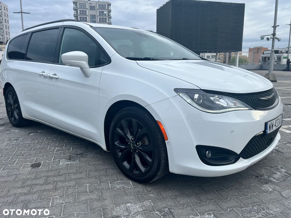 Chrysler Pacifica - 1