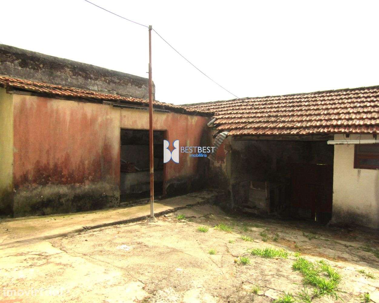 DUAS MORADIAS PARA RESTAURO,MAIS  TERRENO ( 3 ART.MATRICIAIS ),JUNTO C - Grande imagem: 3/47