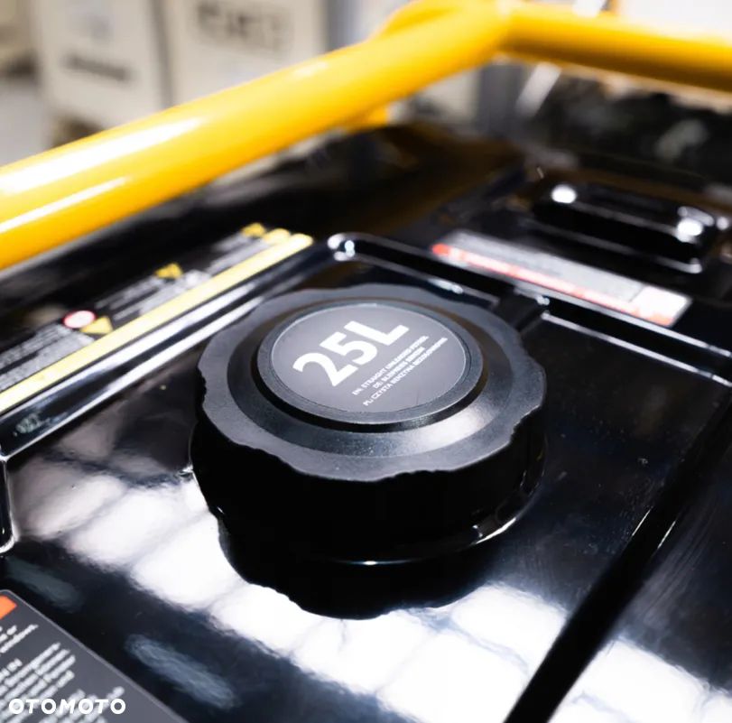 JCB Agregat prądotwórczy trójfazowy 7,9 kW benzyna 3 Fazowy AVR - 6