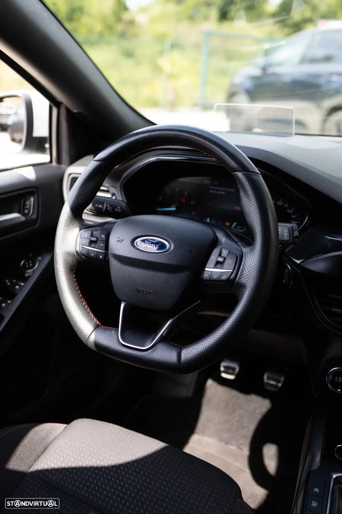 Ford Focus 1.0 EcoBoost S&S ST-LINE - 26